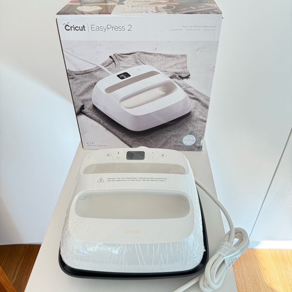 NWT Cricut Easy Press 2 9x9 in Daybreak (white and gold)